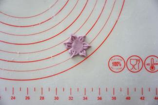 将切好的细条三根为一组捏在一起，成为一个花瓣。