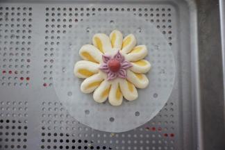 再揉一个不同颜色的小球做花心粘在正中间，一朵小花就做好了。