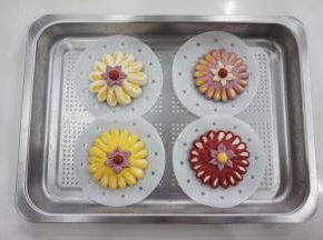 同样的方法做出不同颜色的小花，放入蒸盘，放温暖处进行发酵，因为是一次发酵，时间稍微长一些，夏天发酵室温即可，冬天的话可以借助烤箱（需要放一碗热水，保持湿度）或蒸箱，利用发酵功能，发至于1.5倍大，用手指轻按表面可缓慢回弹即可。发酵的时间与温度、整形的时间有关，注意观察馒头的状态。