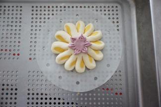 然后背面抹点水，把小花贴到大花中间。