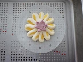 然后背面抹点水，把小花贴到大花中间。