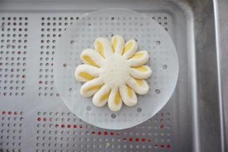 将花瓣一瓣一瓣的旋转，里边的颜色就显现出来，整形成一朵花。