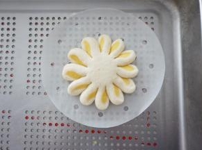 将花瓣一瓣一瓣的旋转，里边的颜色就显现出来，整形成一朵花。