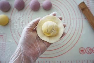 把另一个不同色的面团放入面皮。