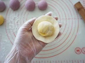 把另一个不同色的面团放入面皮。
