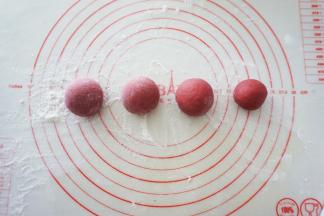 把面团分出30克一个的面团，剩余一个小团留做花心用，分别揉圆。