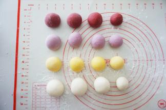 把其余颜色的面团按同样方法揉好。