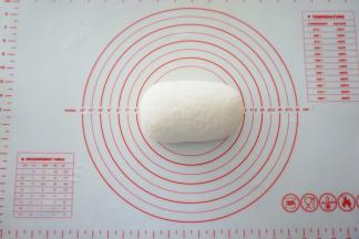 然后放在案板上揉成团，这时候不太光滑没关系，揉上颜色后就会很光滑了。