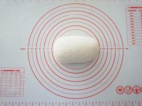 然后放在案板上揉成团，这时候不太光滑没关系，揉上颜色后就会很光滑了。