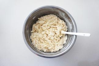 用筷子或别的工具搅拌成絮状