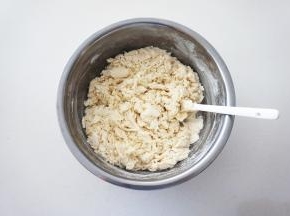 用筷子或别的工具搅拌成絮状