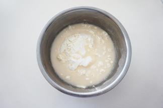 面粉中加入白砂糖混合，然后倒入酵母水