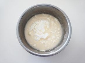 面粉中加入白砂糖混合，然后倒入酵母水