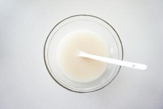 把酵母加入清水中，充分搅匀。