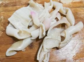 肉皮放入锅中烧开继续小火烧二十分钟，捞出来刮去油脂，清洗干净