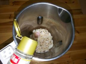 豆浆机中放入姜，肉皮，白胡椒粉