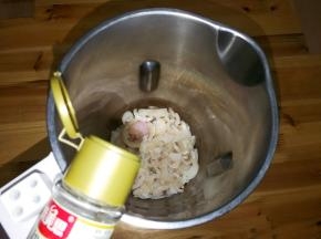 豆浆机中放入姜，肉皮，白胡椒粉