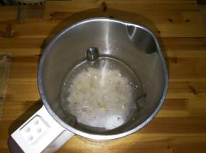 放入100克清水，安装好豆浆机启动米糊键，打制成肉皮糊
