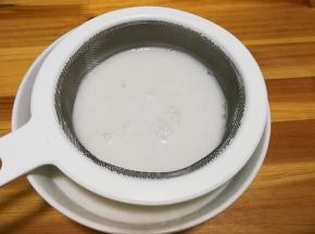 用滤勺过滤一遍肉皮糊，皮冻口感会更嫩滑