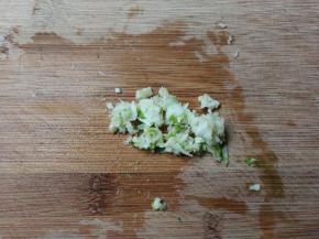 蒜瓣剥去皮剁成蒜泥