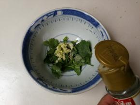 取小碗放入香菜，蒜泥，白胡椒粉