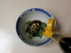 放入一勺醋，两勺生抽