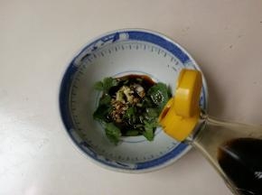 放入一勺醋，两勺生抽