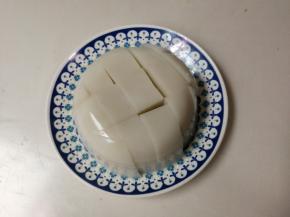 皮冻切成小块放入盘中