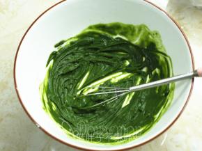 抹茶粉加入热水，搅拌均匀。