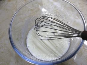 牛奶和色拉油画“Z”字搅拌均匀。