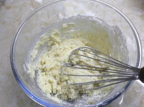 筛入低筋面粉，用手动打蛋器画“Z\