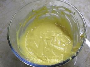 .最后加入蛋黄，搅拌均匀蛋黄糊。