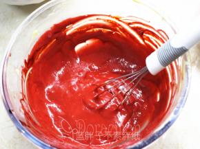 蛋黄糊平均分成2份。其中一份加入红曲糊，搅拌均匀。