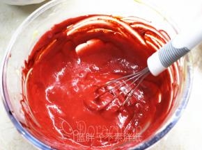 蛋黄糊平均分成2份。其中一份加入红曲糊，搅拌均匀。