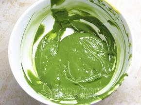 另一份加入抹茶糊，一样拌匀。这样我们就得到两种颜色的蛋黄糊了。