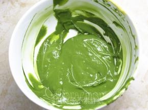 另一份加入抹茶糊，一样拌匀。这样我们就得到两种颜色的蛋黄糊了。