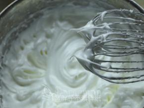 细砂糖分三次加入蛋白中，用电动打蛋器打发到干性发泡，即提起打蛋器时尖端是短而小的尖峰。