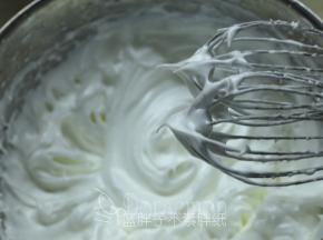 细砂糖分三次加入蛋白中，用电动打蛋器打发到干性发泡，即提起打蛋器时尖端是短而小的尖峰。