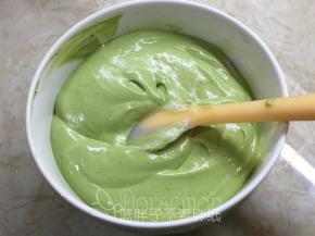 蛋白霜均分成2份。一份和抹茶味蛋黄糊拌匀。记得要用翻拌的手法。