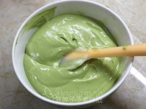 蛋白霜均分成2份。一份和抹茶味蛋黄糊拌匀。记得要用翻拌的手法。