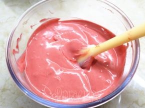 一份加入红丝绒液，拌匀。