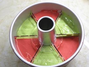 间隔着倒入不同颜色的蛋糕糊。