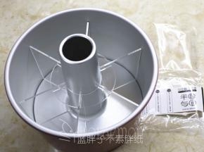 把分片器装进7寸日式中空蛋糕模中。