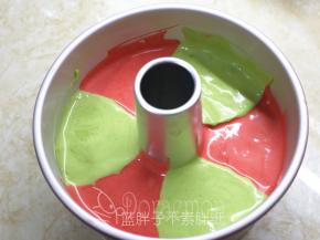 倒好之后稍微震动一下模具，最后竖着提起分片器。