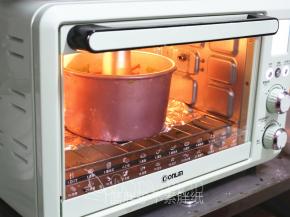 .送入预热好的烤箱，先170℃，烘烤20分钟。时间到了之后改成150℃，烘烤30分钟。