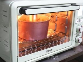 .送入预热好的烤箱，先170℃，烘烤20分钟。时间到了之后改成150℃，烘烤30分钟。
