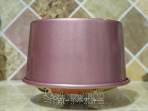 出炉后震两下，倒扣放凉。