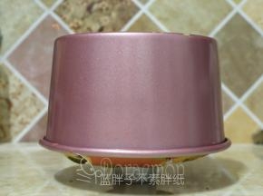 出炉后震两下，倒扣放凉。