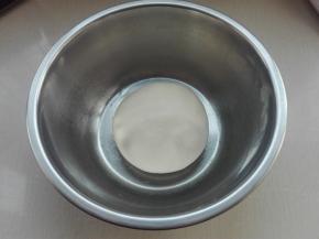 将所有食材用料全部都混合揉成一个光滑的面团，盖好保鲜膜进行室温发酵。