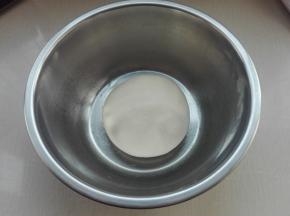 将所有食材用料全部都混合揉成一个光滑的面团，盖好保鲜膜进行室温发酵。